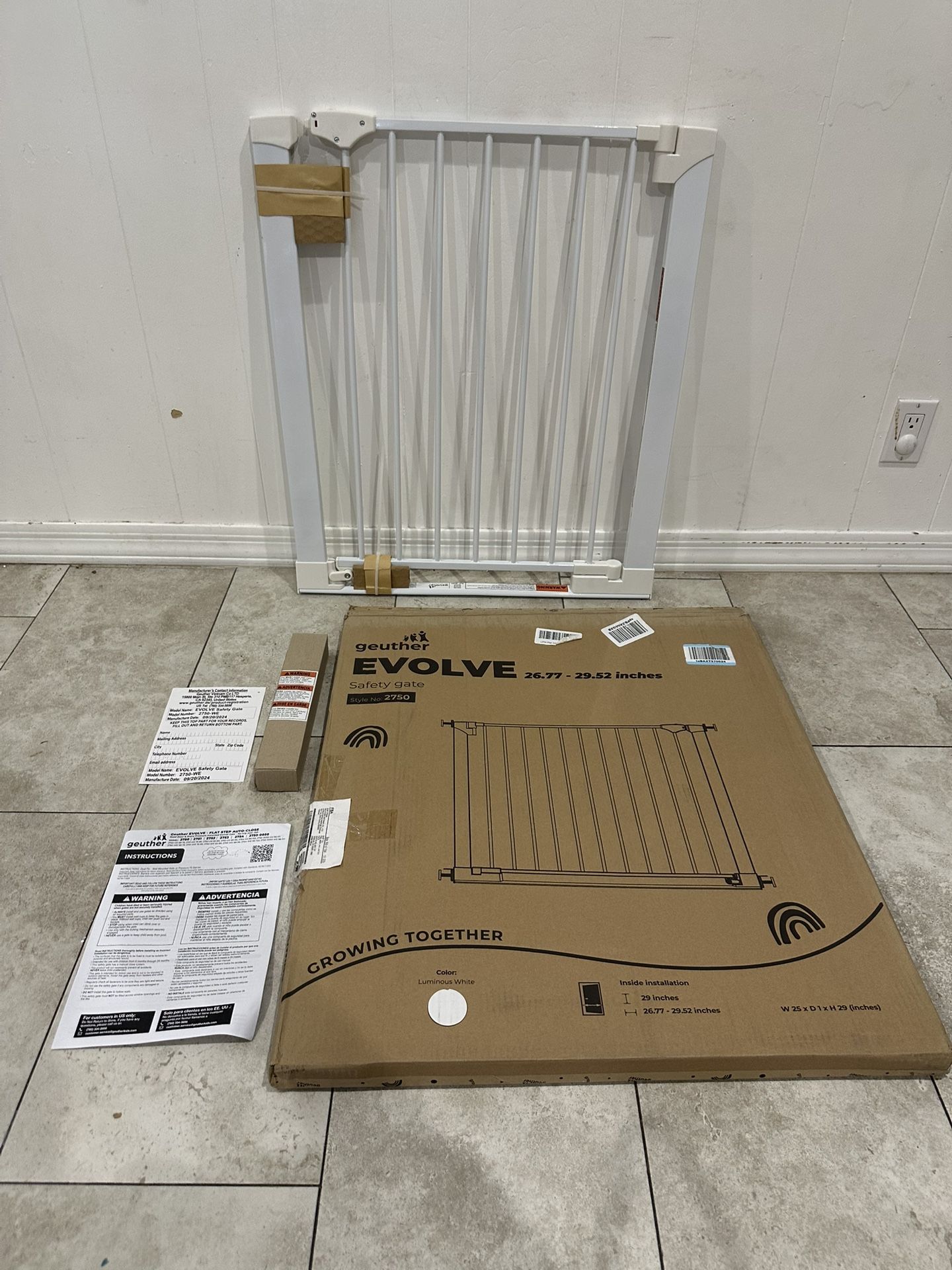 Pet Gate / Baby Gate - Fits Openings 26.77” - 29.52”