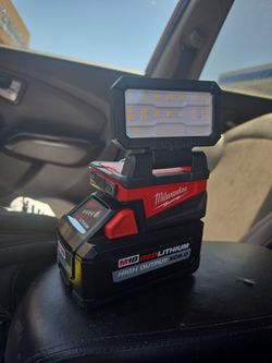 m18 Milwaukee compact portable floodlight 1000 lumens#u