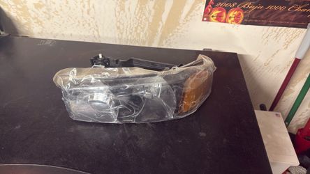 1999 To 2006 GMC Sierra Chevy Silverado Drivers Side Headlight