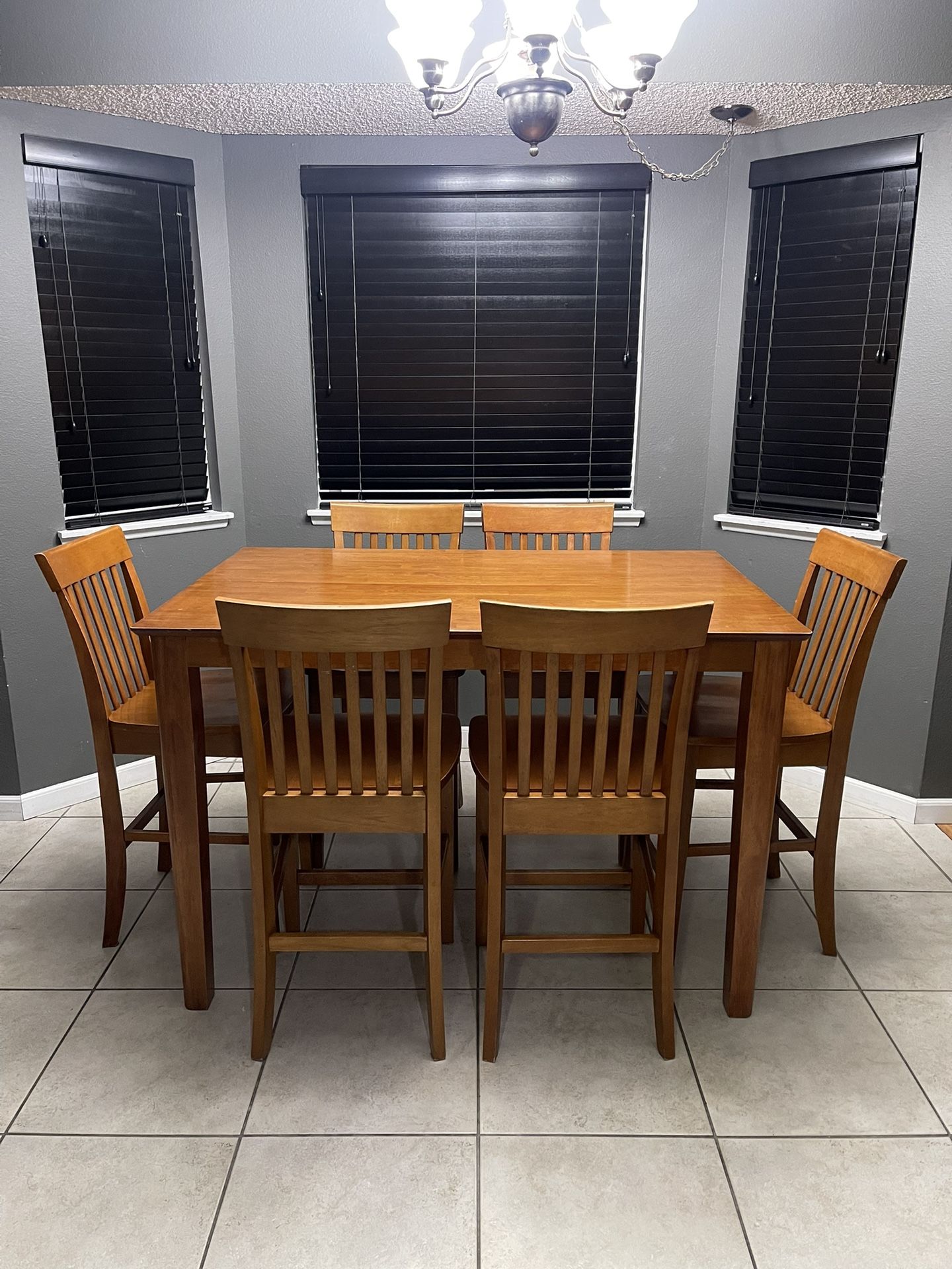Dining Table With Built It Extensions And 6 Chairs