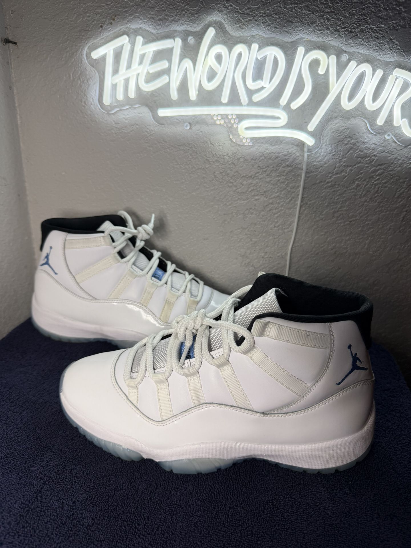 JORDAN 11 ( LEGENDS ) SIZE 10.5 MEN