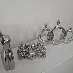 6  Pieces Of Decoration  15.00 cada Una