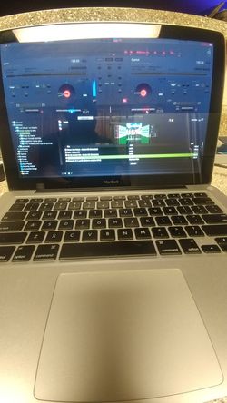 MacBook 13" con musica creator y virtual dj