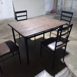 Comedor De 4 Sillas Envuenas Condisiones
