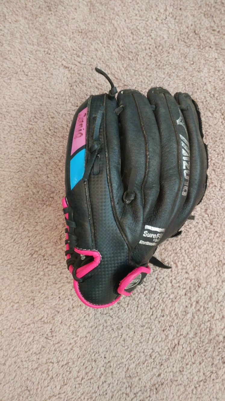 Mizuno Finch Girl's Softball Glove
