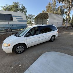 08’ Chrysler Town & Country 