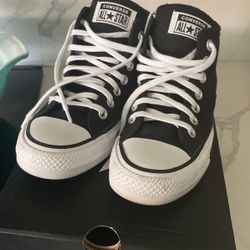Converse! Size 6 Black & White. Women’s 