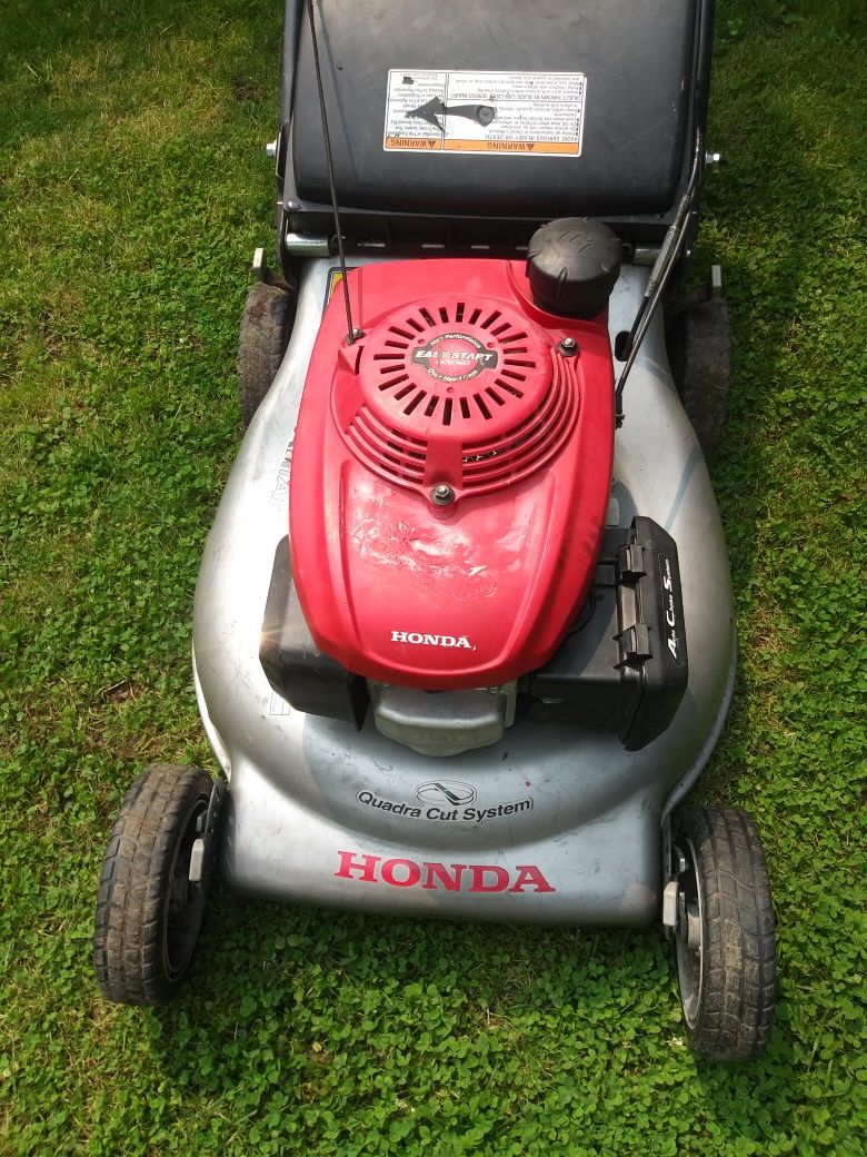 Honda Harmony II HRT216 Quadra Cut System Mower (3 Speed/Self