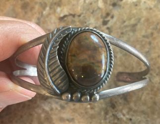Vintage-Native American sterling silver brown agate bracelet