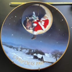 Ernie Norcia For Avon Vintage 1998 Christmas Plate  Greetings From Santa 22K Gold Trim