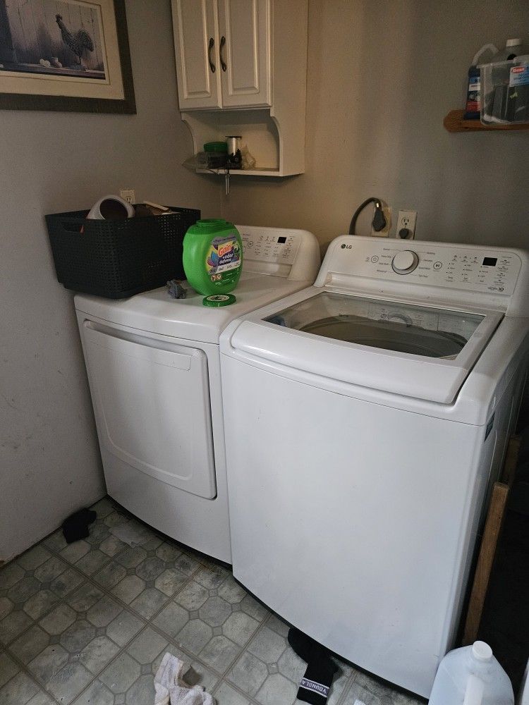 Washer / Dryer Only A Year Old! Excellent Condition!