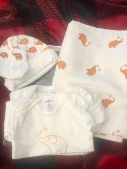 ( Loma Linda) Medline  Baby/Newborn /Infant Set Includes: 1 Onsie, 1 T- Shirt, 1 Pair Of Socks, 1 Hat, 1 Blanket