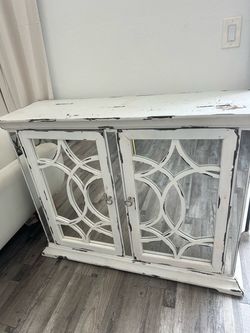 Accent cabinet