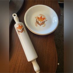 6 Pieces Vintage Bakerite Modern Tulip with 22k gold trim. Great condition