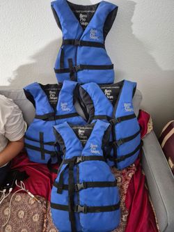 4 - Bass Pro Shops Life Vest Unisex 30"-52"