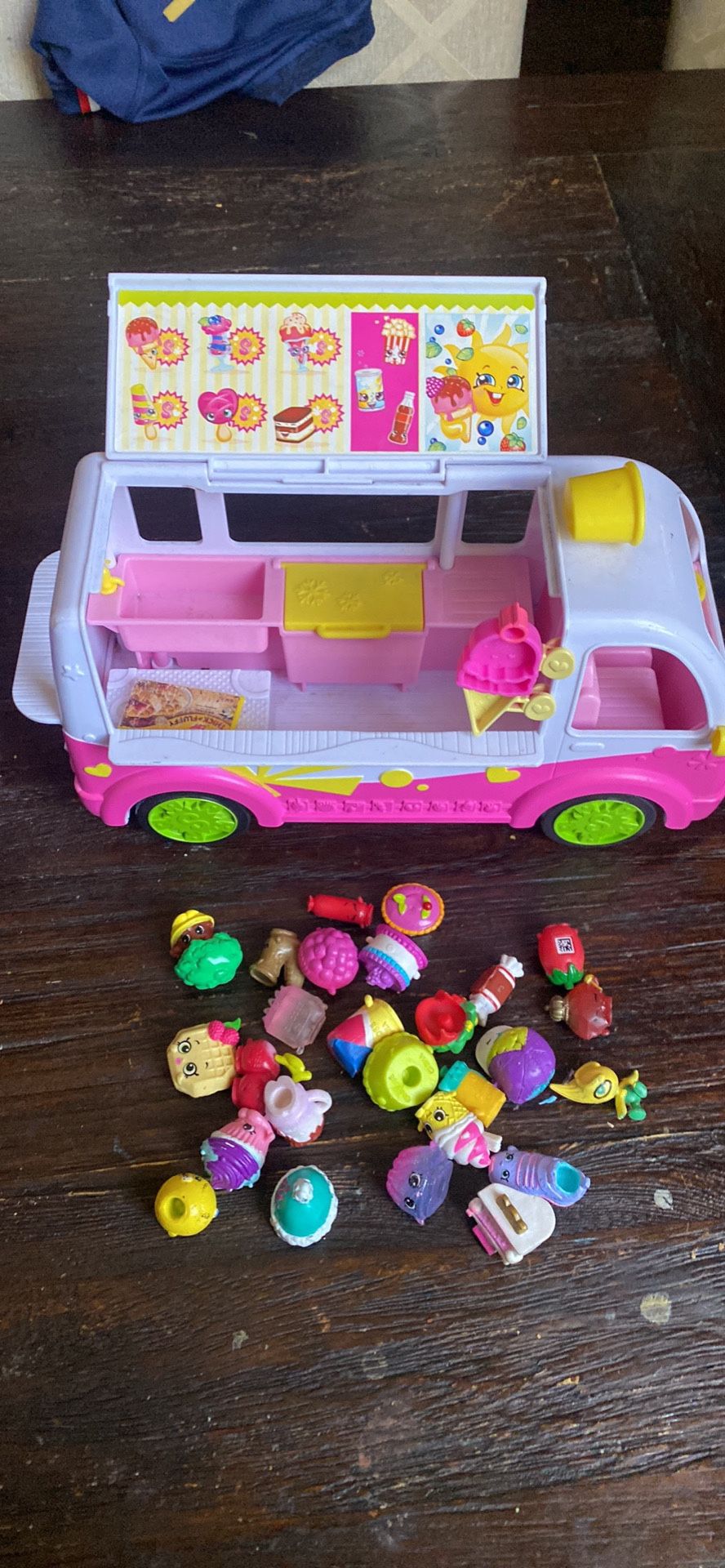 Shopkins Van with 25 Play Toys 