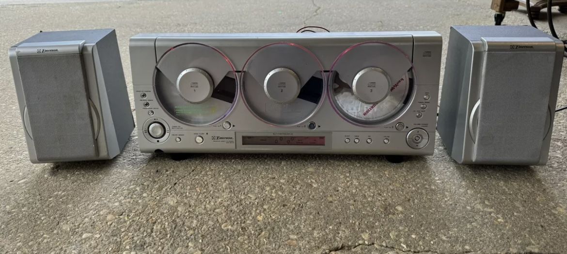 Emerson MS3105 - Triple CD Player