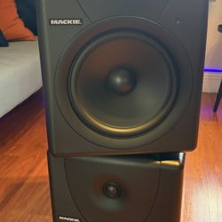 MACKIE MR8 Active Studio Monitors