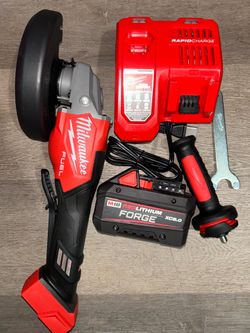 MILWAUKEEM18 FUEL 18-Volt Lithium-Ion Brushless Cordless 4-1/2 in./6 in. Braking Grinder w/Paddle Switch & 1 XC 8.0 Ah Battery