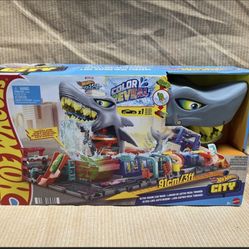 Hot Wheels HTN82 Ultra Shark Car Wash Track Set w/ Reveal Toy Vehicle & Storage