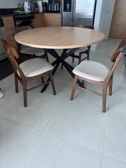 Round Dining Table with 4 Chairs