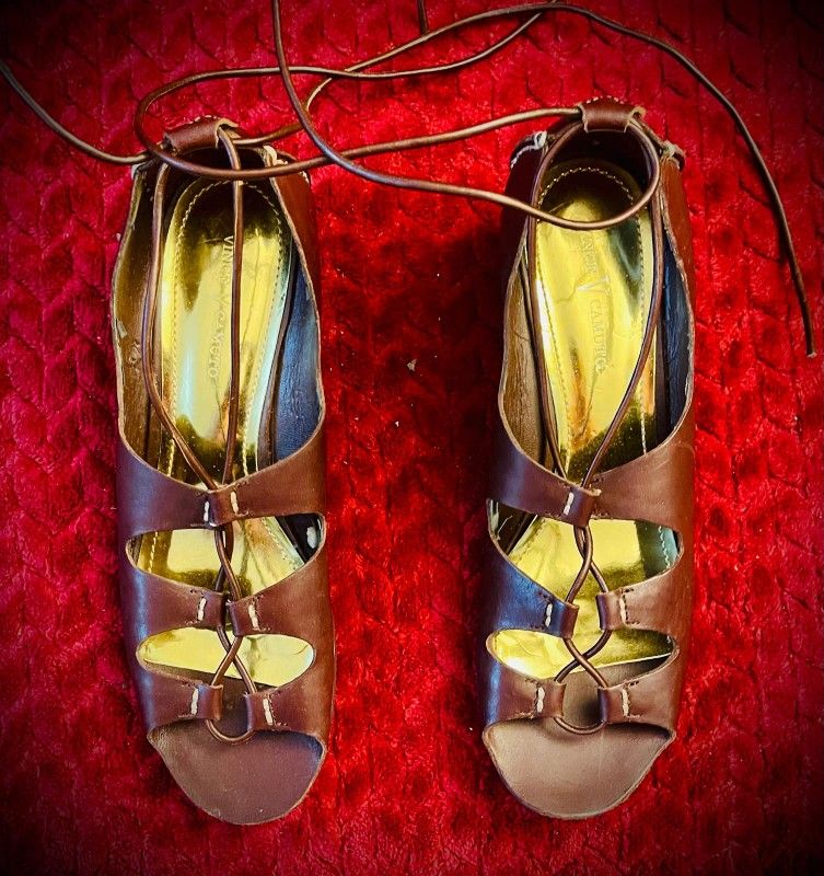 NEW VINCE CAMUTO BROWN LEATHER SANDALS. 
SIZE 7.5B.