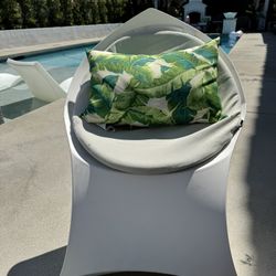 **MODERN WHITE OUTDOOR POOL/PATIO FOLDABLE EGG CHAIRS* 