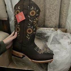 Women’s boots size 7 1/2
