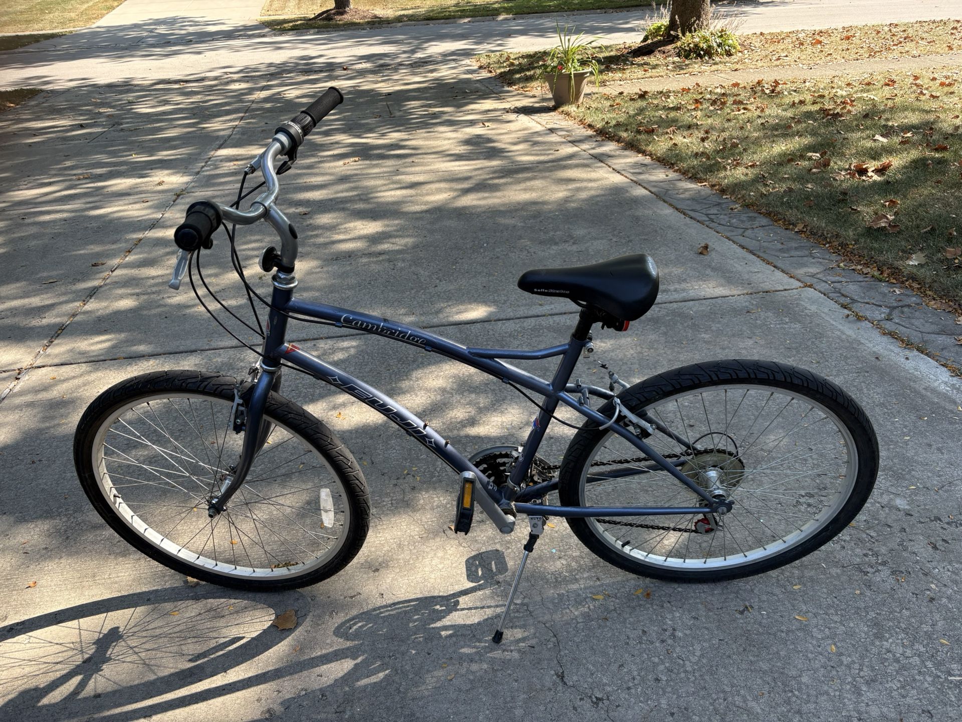 Vintage 1980s Fuji Cambridge men’s mountain bike 19 inch frame 26 inch wheels great shape Rear brake could use tightening