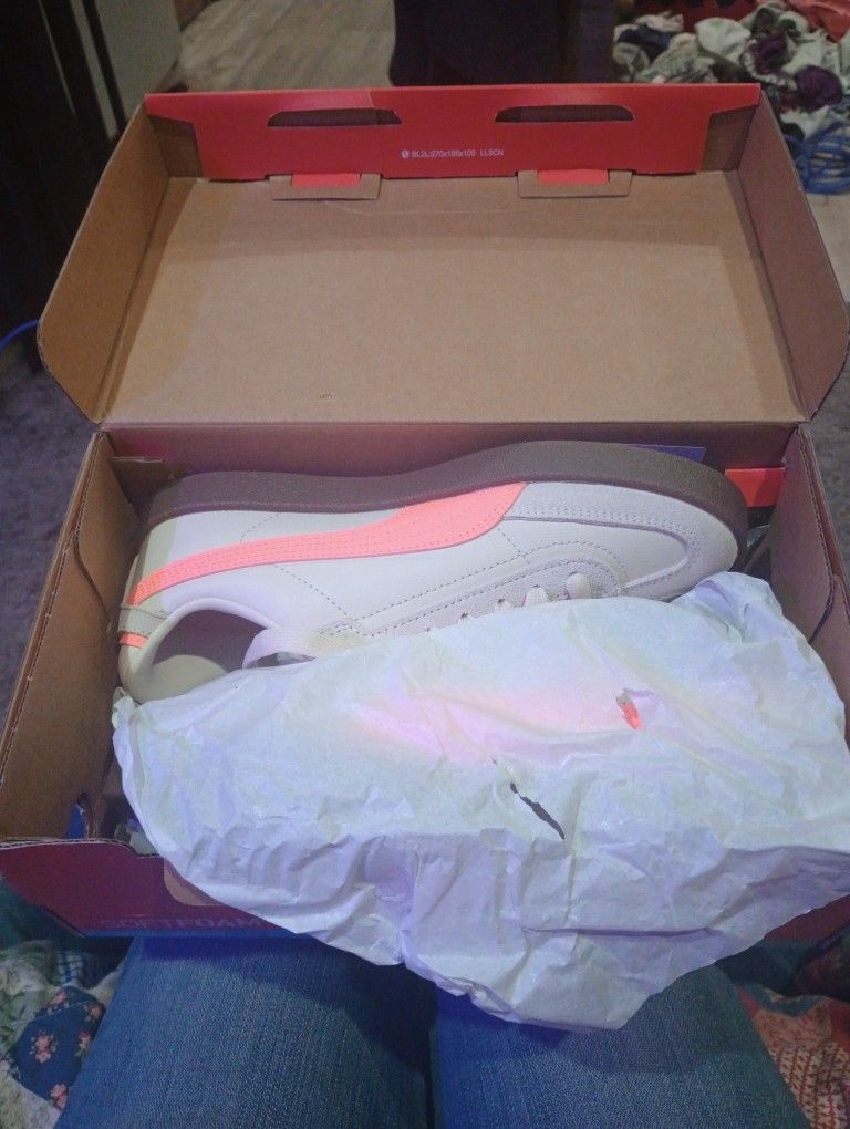 Women's Pumas Sneakers