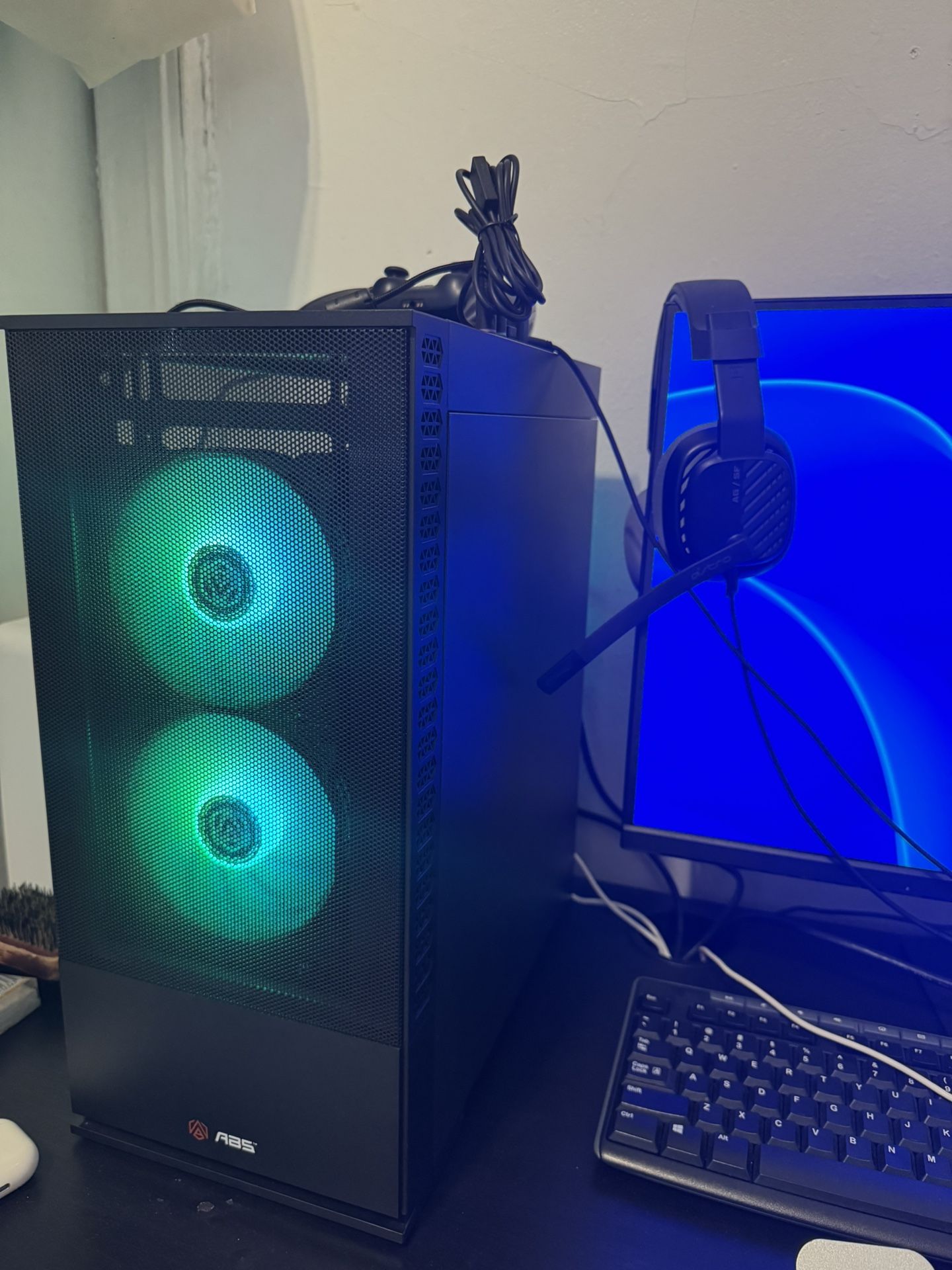 RTX 5060 32gb DDR 5 With Three 1080 Monitors. SEND OFFERS HAS TO GO ASAP