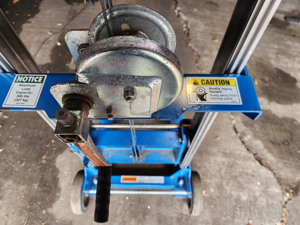 10' Genie Lift