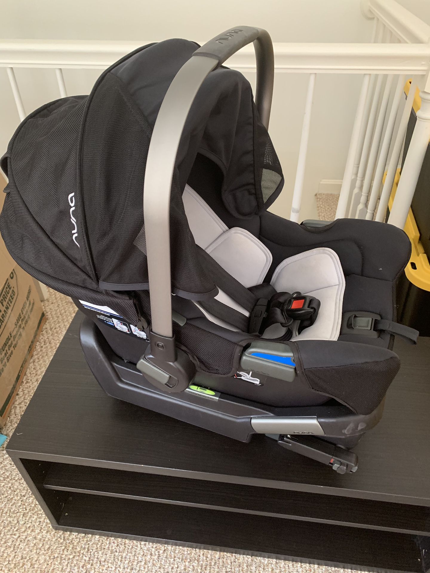 Nuna pipa infant car seat Excellent condition