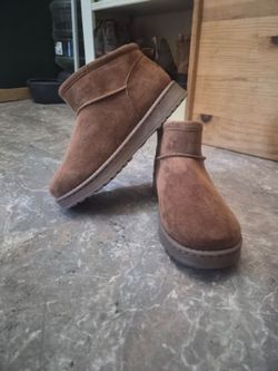 *NEW* Fuzzy Boots! Women's 6