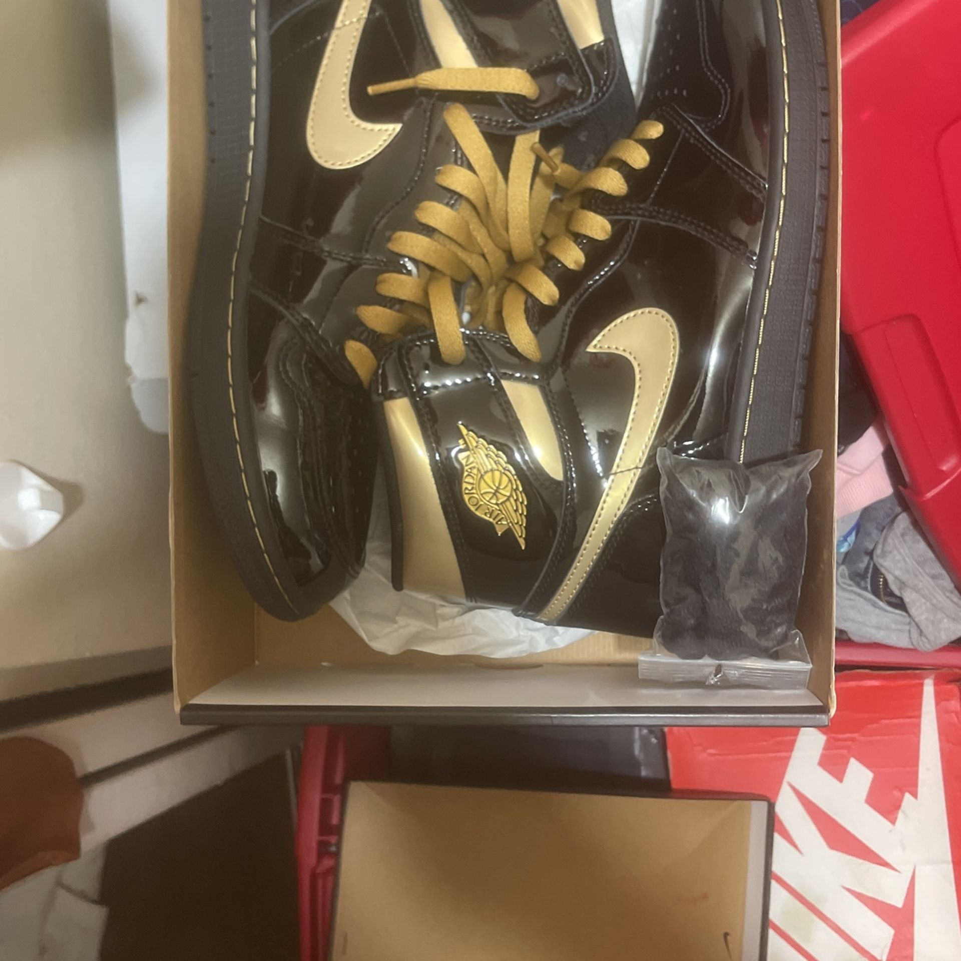 Retro OG Jordan 1 Black And Gold 