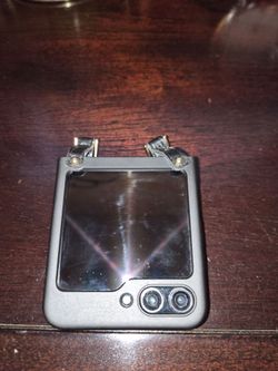 Samsung Galaxy Z Flip5 – 512GB – T-Mobile – FOR PARTS OR REPAIR – $125 OBO