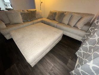 Immaculate 3 pc Ashley sectional
