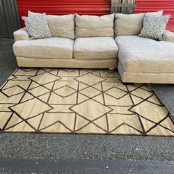 Sectional Couch!! Raymour & Flanigan!!Delivery Available 🚚!!  Dimensions: 111” Length x 28” Height x 43” Depth ( 64”Depth Chaise) 