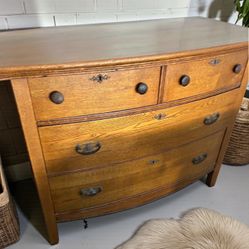 Golden Oak Bow-Front Vintage Dresser — Timeless Craftsmanship & Classic Charm