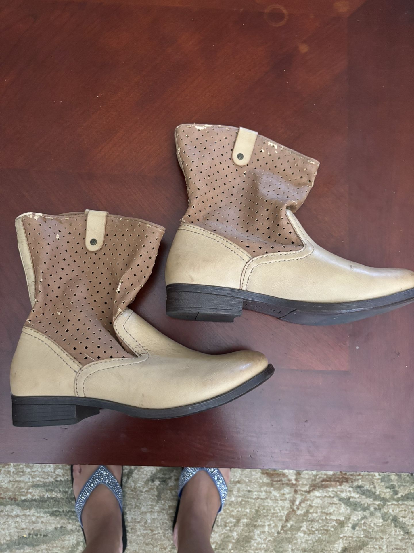 Boots/Leather/ Used. 6.5