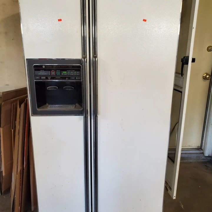 Refrigerator/ freezer.
Runs well. Ice maker non pop.