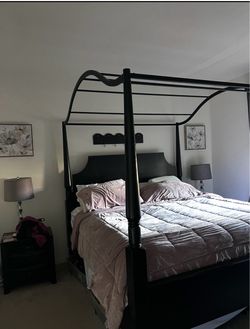 Magonolia- Joanna Gaines- Black Four-Poster Canopy Bed Frame