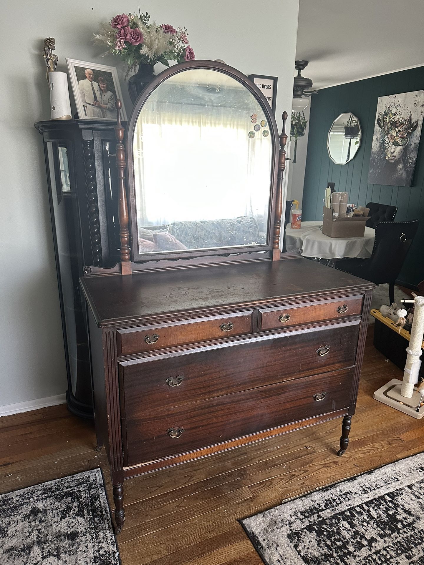 Dresser With Mirror