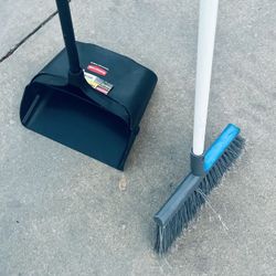 RUBBERMAID COMMERCIAL PRODUCTS Lobby Pro Upright Broom & Dust Pan: 28” Broom Handle Lg, Polypropylene, Black & Broom! 