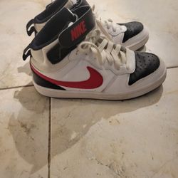 Boys NIKE size 4 Gymshoes