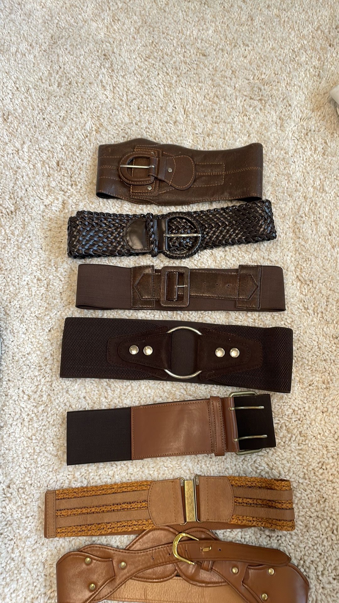 Women’s girls belts small medium brown black white cream purple pink turquoise guess beads sequin faux leather. Mix of belts. Selling for 1$ a piece.