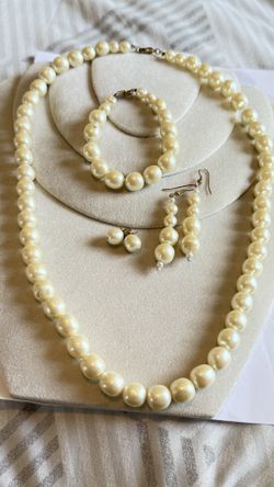 Vintage Set Of Pearls Including Necklace, Bracelet And Earrings