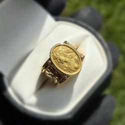 18 Karat Yellow Gold Hammered Cameo Band Ring Italy size 8.25