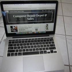 2013 Apple macbook pro 13.3" Retina laptop with built in web cam and backlit keyboard.
Comes with an Intel i5 dual core processor running at 2.4Ghz, 8