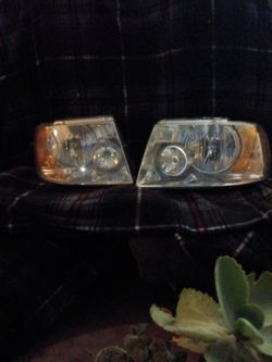 2006 Ford Expedition Headlight Assembly Complete